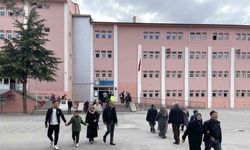 Çankırı’da vatandaşlar oy kullanmak için okulların yolunu tuttu