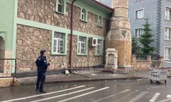 Cuma namazı sırasında cami minaresine yıldırım isabet etti