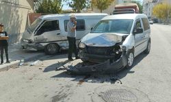 Konya’da kamyonet ile hafif ticari araç çarpıştı: 2 yaralı