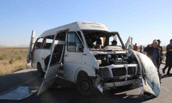 Karaman'da lastiği patlayan minibüs devrildi: 2 ölü, 9 yaralı