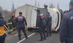 Konya'da kargo kamyoneti devrildi: 1 kişi hayatını kaybetti