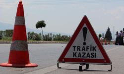 Konya'da demir çitlere çarpan otomobilin yolcuları yaralandı
