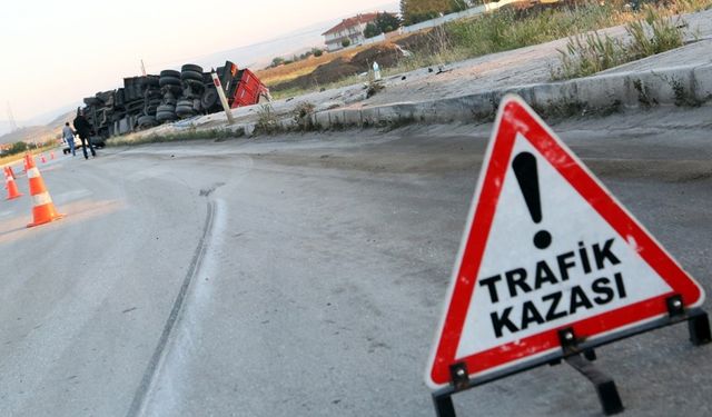 Konya'da hafriyat yüklü kamyonun devrilmesi sonucu sürücü yaralandı
