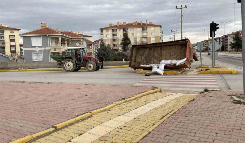 Konya'da seyir halindeki traktörden ayrılan römork refüje devrildi