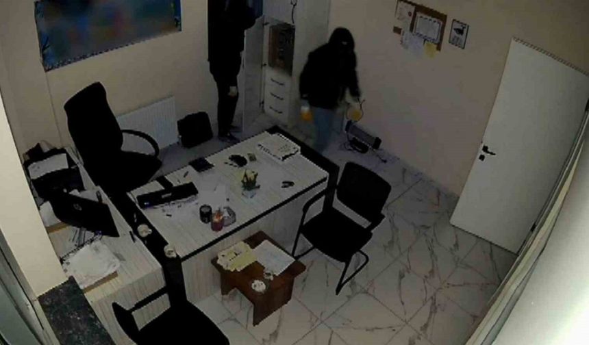 Böyle rahatlık görülmedi! Maskeli hırsızlar kamerayı çevirip kasayı soydu
